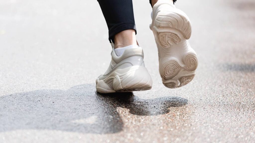 Como escolher o tênis ideal para o trabalho sem deixar o estilo de fora