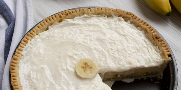 Sem forno e sem sujeira: torta de banana invertida pronta em 20 minutos