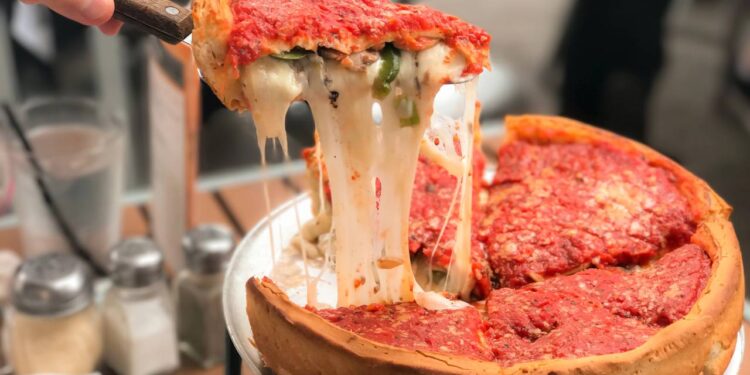 Torta de liquidificador fácil e rápida com recheio de calabresa com massa fofinha e visual dourado