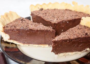 Receita de torta 3 chocolates sem forno para adoçar sua ceia de Natal