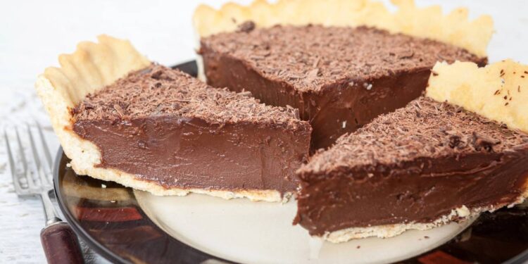 Receita de torta 3 chocolates sem forno para adoçar sua ceia de Natal