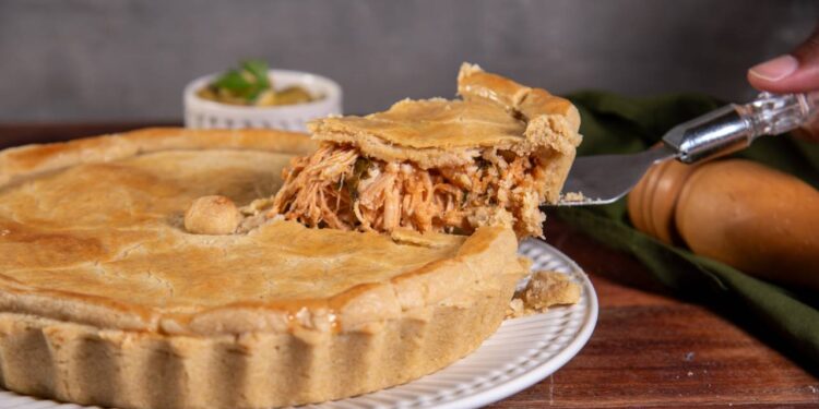 Essa torta salgada sem trigo com frango, batata-doce e aveia é leve e fácil de fazer