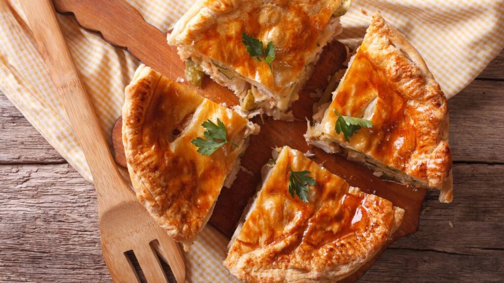 Torta de liquidificador com recheio frio que fica cremosa por dentro e rápida de ser feitaTorta de liquidificador com recheio frio que fica cremosa por dentro e rápida de ser feita