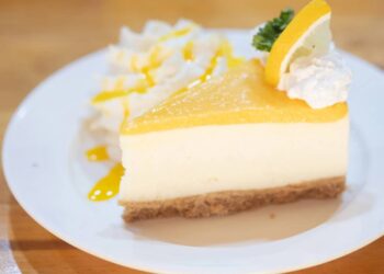 Fatia de torta servida em um prato