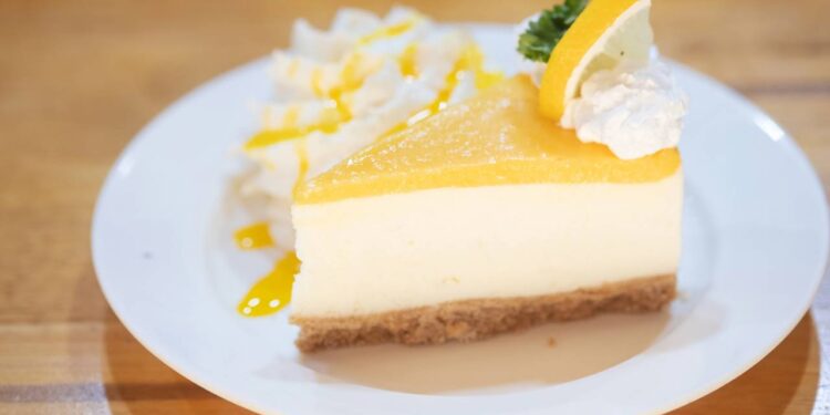 Fatia de torta servida em um prato