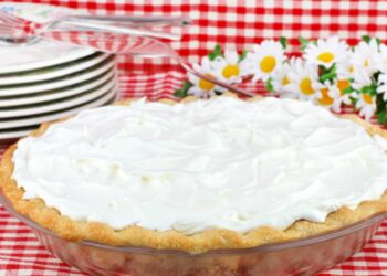 Sobremesa com cobertura de chantilly para fim de ano