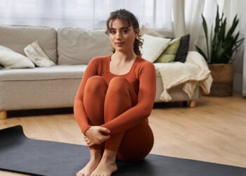 Os melhores exercícios para aliviar dores de quem passa horas sentado