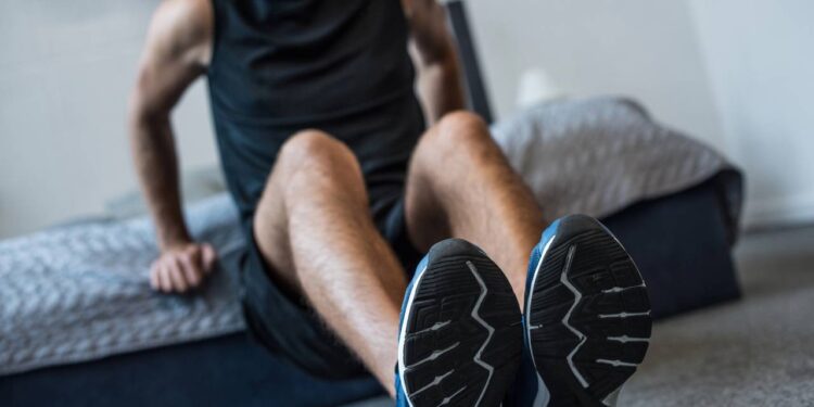 trino de tríceps no colchão