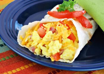 Esse wrap de ovo com queijo e salada é tão bom que vai fazer você esquecer o pão