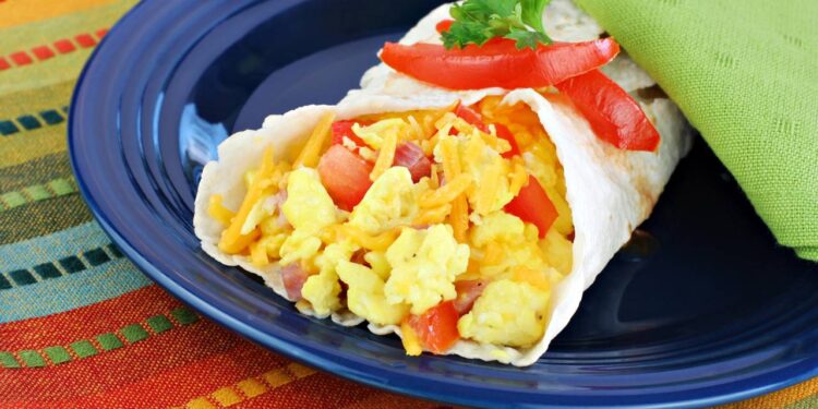 Esse wrap de ovo com queijo e salada é tão bom que vai fazer você esquecer o pão