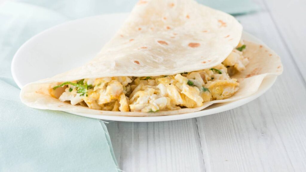 Esse wrap de ovo com queijo e salada é tão bom que vai fazer você esquecer o pão