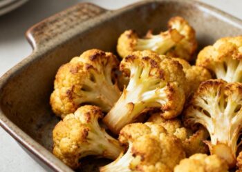 A couve-flor é mais crocante que a batata frita. Faço assim e ninguém sente falta do óleo