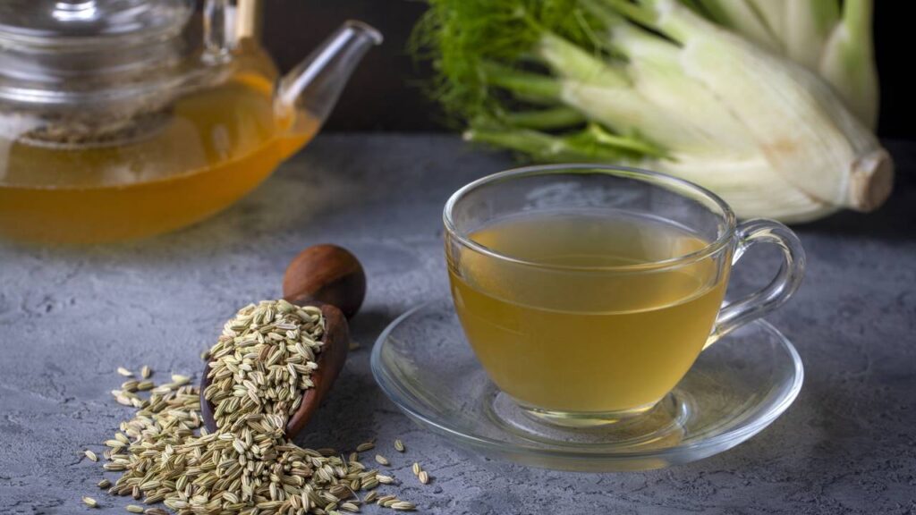 Conheça os usos do chá de funcho, como preparar corretamente e as orientações para auxiliar na digestão, reduzir gases e aliviar cólicas
