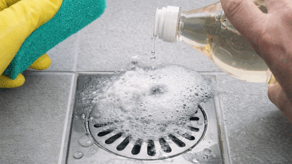Truque doméstico com sal e vinagre ajuda a soltar resíduos, melhorar o escoamento e diminuir mau cheiro nos ralos