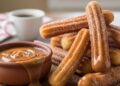 Aprenda a fazer churros em casa e nunca mais vá em feiras comer este delicioso doce, receita prática que deixa a massa crocante por fora e macia por dentro