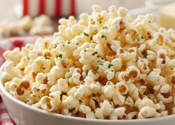 Descobrimos o segredo dos chefs para fazer pipoca perfeita em casa, muito crocante, saborosa e sem queimar o milho no fundo da panela
