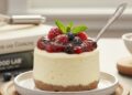Cheesecake de micro-ondas que fica pronto em 5 minutos, com textura cremosa e sabor irresistível para o seu lanche da tarde