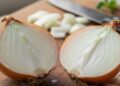 Saiba como cortar cebola do jeito certo usando apenas a faca e sem provocar irritação nos olhos, de acordo com chef de cozinha