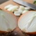 Saiba como cortar cebola do jeito certo usando apenas a faca e sem provocar irritação nos olhos, de acordo com chef de cozinha