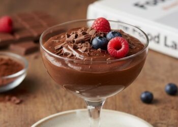 Nem bolo, tem pavê, com apenas 4 ingredientes e poucos minutos você fará este creme de chocolate delicioso que agradará toda a família