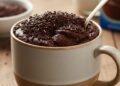Está com vontade de doce? Faça este brigadeirão de caneca em menos de 3 minutos e surpreenda-se com o sabor intenso e delicioso de chocolate