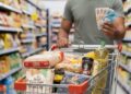Itens básicos do supermercado comprometem metade de um salário mínimo, preocupando os trabalhadores que não sabem como arcar com as demais despesas