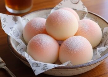 Nem gelatina, nem trigo, o bolinho doce de leite é feito com apenas 3 ingredientes e em poucos minutos, uma receita prática e divertida