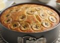 Está com bananas maduras sobrando em casa? Aproveite para fazer esta deliciosa torta alemã de banana, uma receita de poucos ingredientes e fácil preparo