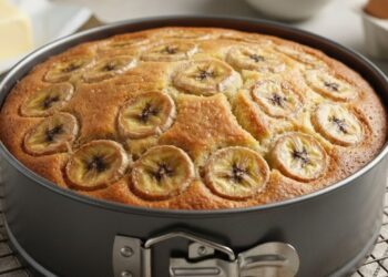 Está com bananas maduras sobrando em casa? Aproveite para fazer esta deliciosa torta alemã de banana, uma receita de poucos ingredientes e fácil preparo