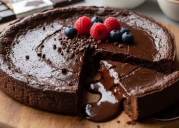 Esta torta de brigadeiro saudável com apenas 3 ingredientes é fácil de fazer e pode ser encaixada na dieta todos os dias sem prejudicar a sua saúde