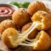 Como preparar bolinhas de queijo com apenas 3 ingredientes, uma receita prática que fica crocante por fora e esticando por dentro