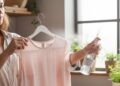 Receitinha de vó para desamassar roupa sem ferro que atravessou gerações e supera produtos industrializados