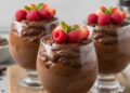 Esta é a melhor mousse de chocolate que você irá provar, uma receita francesa que garante sabor intenso e textura aerada