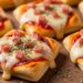 Nem forno, nem micro-ondas, aprenda a fazer deliciosas mini pizzas na air fryer utilizando massa de pastel, queijo e presunto