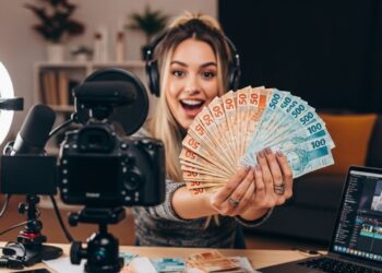 Como monetizar talentos e seguir na carreira criativa recebendo cerca de R$ 10 mil no Brasil em 2026, o mundo digital pode te ajudar