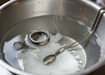 Limpe seus acessórios de prata escurecidos com papel alumínio e água quente, uma solução caseira prática que irá devolver o brilho original