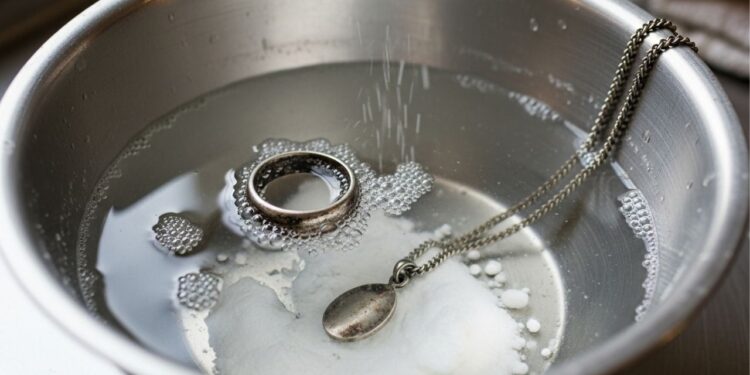 Limpe seus acessórios de prata escurecidos com papel alumínio e água quente, uma solução caseira prática que irá devolver o brilho original