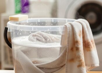 Misturinha mágica para tirar manchas de toalha de banho e recuperar o branco original em poucos minutos, sem endurecer as fibras