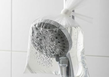 Como limpar o chuveiro entupido com uma sacola plástica e vinagre, truque de vó eficiente e prático que qualquer pessoa consegue fazer
