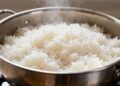 Cozinhar arroz com uma gota de vinagre: o truque simples que deixa os grãos soltinhos e brancos
