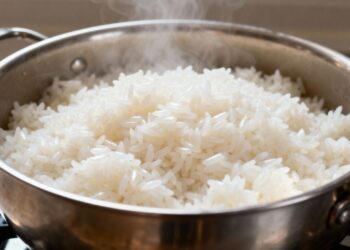 Cozinhar arroz com uma gota de vinagre: o truque simples que deixa os grãos soltinhos e brancos