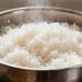 Cozinhar arroz com uma gota de vinagre: o truque simples que deixa os grãos soltinhos e brancos