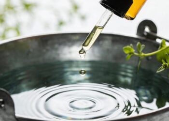 Duas gotas no balde quando você passar pano no chão e a casa ficará com um cheiro ótimo por dias e sem usar vinagre nem suco de limão