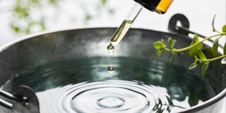 Duas gotas no balde quando você passar pano no chão e a casa ficará com um cheiro ótimo por dias e sem usar vinagre nem suco de limão