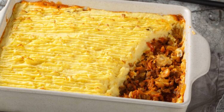 Receita de escondidinho combina mandioca macia, carne seca bem temperada e gratinação rápida no forno
