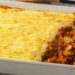 Receita de escondidinho combina mandioca macia, carne seca bem temperada e gratinação rápida no forno