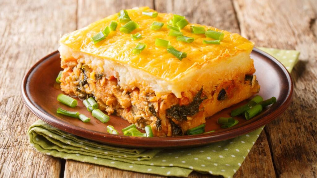 Receita de escondidinho combina mandioca macia, carne seca bem temperada e gratinação rápida no forno