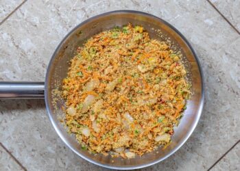 Como fazer farofa de ovo soltinha e saborosa em poucos minutos com ingredientes simples