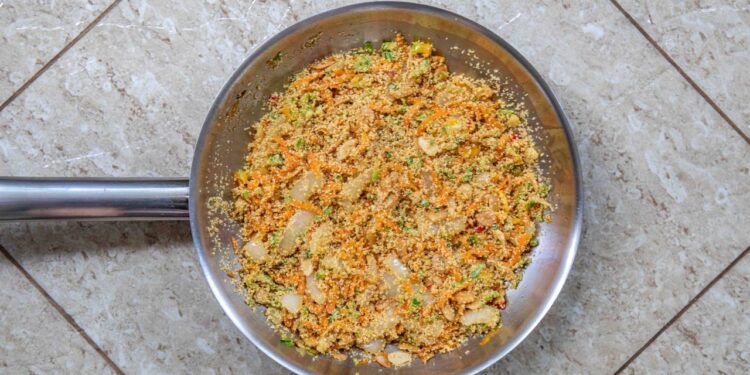 Como fazer farofa de ovo soltinha e saborosa em poucos minutos com ingredientes simples