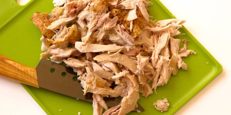 Frango Desfiado Perfeito em 5 Minutos, truque simples muda textura, suculência e rendimento no dia a dia